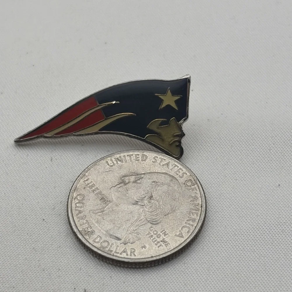 Vintage 1993 NFL New England Patriots Mascot Logo Head Lapel Hat Pin